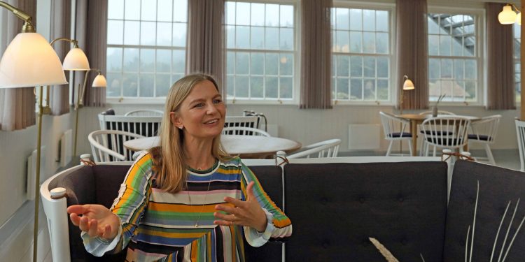 Stilheden sænker sig