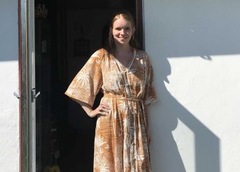 Klog kone i en ung piges krop