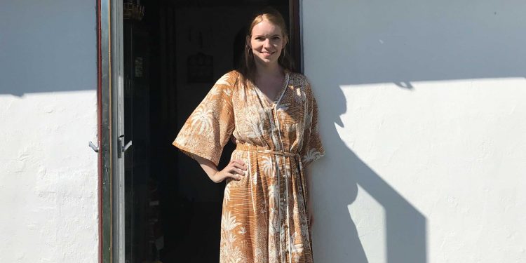 Klog kone i en ung piges krop