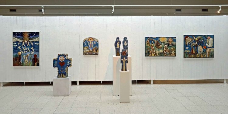 KUNSTNER, hustru og mor bag femstjernet udstilling