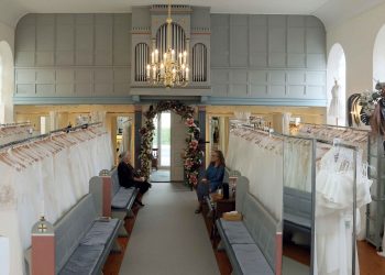 Anne købte en kirke – og fyldte den med kjoler