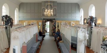 Anne købte en kirke – og fyldte den med kjoler