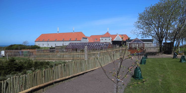 Den korte historie om et hotel, en møbelfabrik, et galleri, en mand med visioner – og hans hustru.